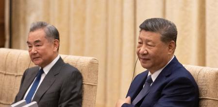 El ministro de Exteriores de China, Wang Yi (izquierda) y su presidente, Xi Jinping, en una foto tomada durante la recepción que brindaron el pasado 25 de febrero en Pekín al canciller alemán, Friedrich Merz. 