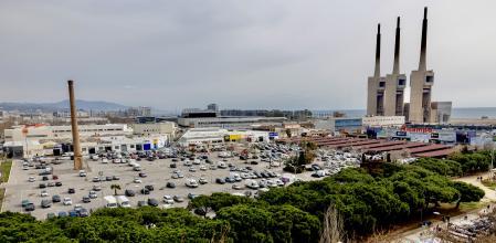 El solar donde se ubicarán los cuatro edificios de Inditex, ahora ocupado por Alcampo .