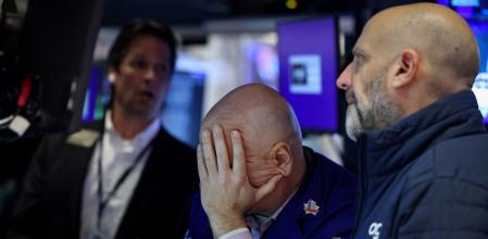 Un operador, durante la tensa jornada de ayer en Wall Street