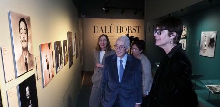 El presidente de la Fundación Gala-Dalí,Jordi Mercader, junto aMontse Aguery las comisarias