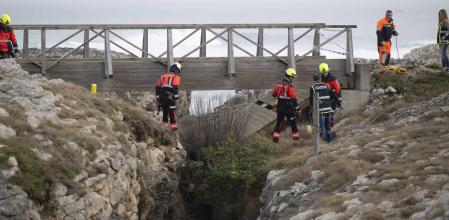Operarios del servicio de emergencias de Cantabria realizan la inspección de la plataforma que se derrumbó este martes en Santander