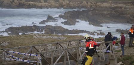 Equipos de emergencias actúan en la zona de El Bocal, en Santander, tras el accidente