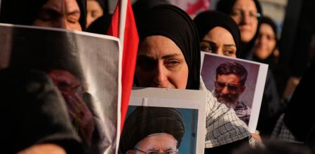 Manifestación de duelo por la muerte de Jamenei en Estambul