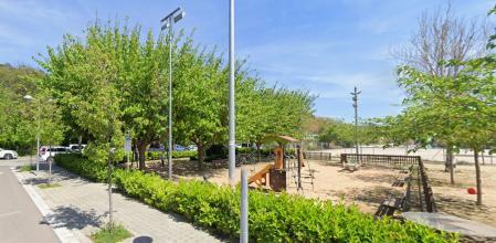 Plaza de Elisa Reverter en el barrio del Manresà de Badalona .