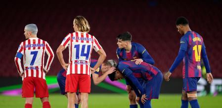 BARCELONA, SPAIN - MARCH 03: Alejandro Balde of FC Barcelona reacts as he is seen injured, as teammates Dani Olmo, Gerard Martin and Marcus Rashford interact with him, during the Copa Del Rey Semi Final Second Leg match between FC Barcelona and AtlÃ©tico de Madrid at Camp Nou on March 03, 2026 in Barcelona, Spain. (Photo by Alex Caparros/Getty Images)
