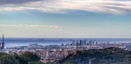 Víctor López muestra una perspectiva de la costa del área de Barcelona vista desde elhospital de Can Ruti, en Badalona. El autor de la fotografía destaca las