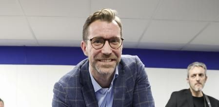 BARCELONA, 18/02/2026.- El financiero Marc Ciria, uno de los aspirantes a la presidencia del Barça, ha admitido que #{emoji}147;no tiene el consentimiento#{emoji}148; explícito de Leo Messi para utilizar su imagen, después de instalar una gigantesca lona en el centro de la ciudad, y lo ha justificado en que se trata de un homenaje del barcelonismo a la leyenda argentina, durante la inauguración de su sede electoral. EFE/Toni Albir