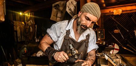 Tony Arellano, maestro espadero, en el papel de Espadero de Vivar en el parque temático de Puy du Fou