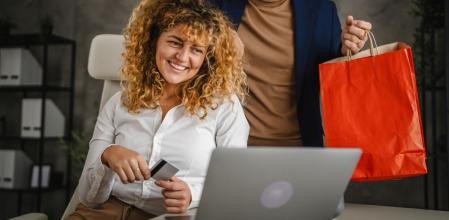 Una mujer y su pareja aprovechan los mejores descuentos en AliExpress