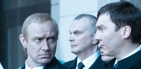 Jude Law es Vladímir Putin y Paul Dano, Vadim Baranov en El mago del Kremlin