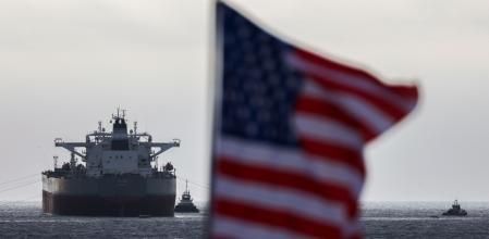 Un barco en una refinería de California