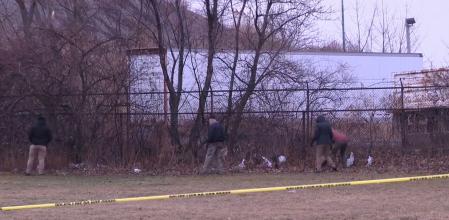 Policía examinando el lugar en el que se han hallado los cuerpos de las dos hermanas menores de edad