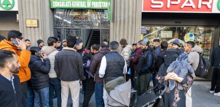 Un grupo de personas hacía cola, en febrero, en el consulado de Pakistán en Barcelona, para iniciar los trámites para el proceso de regularización de extranjeros iniciado por el Gobierno