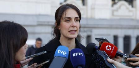La concejala del Ayuntamiento de Madrid Rita Maestre atiende a los medios tras participar en un minuto de silencio por la última víctima de violencia machista en Madrid. EFE/María Aguilella Pardo