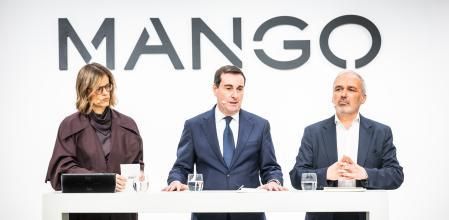 Margarita Salvans, directora financiera, Toni Ruiz, presidente y consejero delegado de Mango, y Daniel López, director de expansión y franquicias