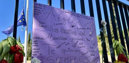 Amigos de Ángela dejan flores a las puertas del instituto donde estudiaba la menor.&nbsp;