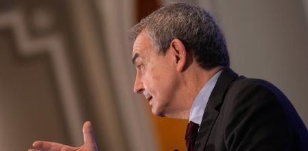 El expresidente del Gobierno, José Luis Rodríguez Zapatero hace la presentación a la ministra de Inclusión, Seguridad Social y Migraciones, Elma Saiz (no en la imagen) durante el desayuno del Fórum Europa celebrado este jueves en Madrid. EFE/ Borja Sánchez-Trillo