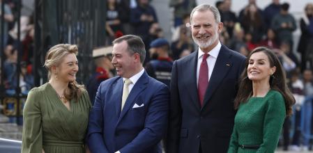 Los reyes Felipe y Letizia y los grandes duques de Luxemburgo Guillermo y Estefanía, este jueves, en el patio de la Armería del Palacio Real&nbsp;