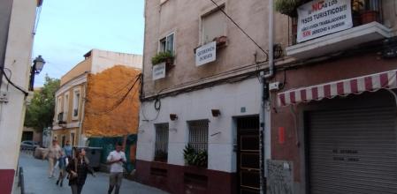 “Queremos dormir”, dicen carteles que cuelgan de los balcones en el Casco Antiguo de Alicante.&nbsp;