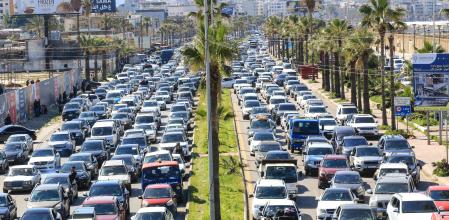 Una autopista bloqueada por libaneses que abandonan sus hogares en el sur del país tras los ataques de Israel