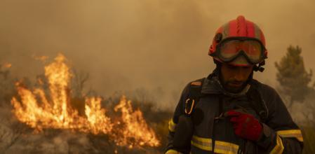 Vecinos y bomberos intentan aplacar el fuego en la aldea de Lamas el pasado 15 de agosto Cualedro), en Ourense