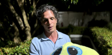 Toni Elías con una tortuga gigante de sus hijos