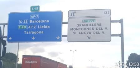 Cartel en la AP-7 con la tilde abierta de Montornès del Vallès