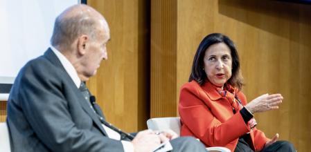 La ministra de Defensa, Margarita Robles, junto a Miquel Roca en el foro Barcelona Tribuna.