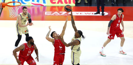 Clyburn pugna por el balón durante el Armani Milán - Barça