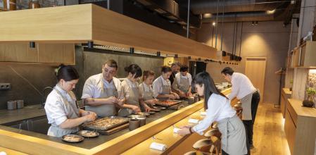 Arnau Muiño, segundo por la izquierda, con todo el equipo prepara la llegada de los comensales