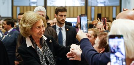 La reina Sofía saluda a un grupo de fieles, a su entrada, este viernes, primero de marzo, a&nbsp; la basílica de Jesús de Medinaceli para seguir la tradición de besapié a la imagen del Cristo
