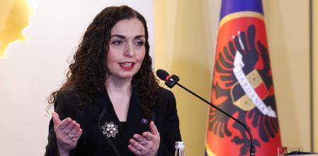 La presidenta de la República de Kosovo, Vjosa Osmani, durante una rueda de prensa para anunciar la disolución del Parlamento