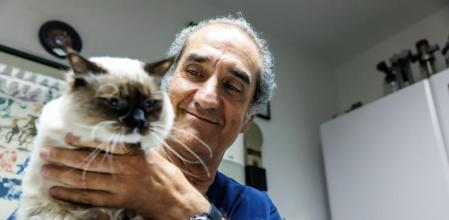 Manuel Lázaro con un gato en consulta