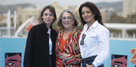 Carmen Maura, flanqueada por Marta Etura y Maryam Touzani, este viernes en Málaga&nbsp;