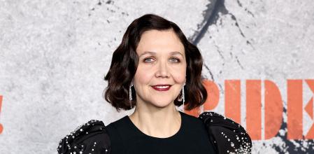 Maggie Gyllenhaal posa durante la première de la película ¡La novia! en Nueva York
