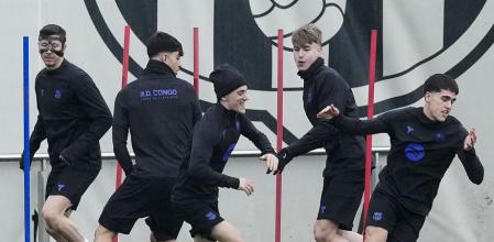 SANT JOAN DESPÍ (BARCELONA), 06/03/2026.- Los jugadores del FC Barcelona Lewandoski, Marc Bertral, Gabi, Tommy Marques, Pau. Cubarsi (i-d) durante el entrenamiento del primer equipo en las instalaciones de la Ciudad Deportiva Joan Gamper, este viernes. EFE/Enric Fontcuberta.