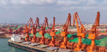 Terminal portuaria en Qingdao, Shandong, provincia costera en la que recala la mayor parte de las exportaciones de petróleo iraní OUT