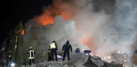 Un misil balístico impactó directamente contra un edificio de viviendas en Járkiv durante la madrugada