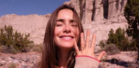 Lily Collins con el anillo de compromiso en una imagen antigua de su Instagram