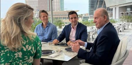 El rey Juan Carlos, este sábado en la terraza de un hotel de Abu Dabi, junto a su nieto Felipe de Marichalar y unos amigos