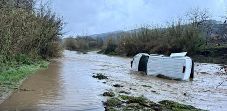 Furgoneta arrastrada por la riera Giola hasta el rio Mogent, en Llinars del Vallès