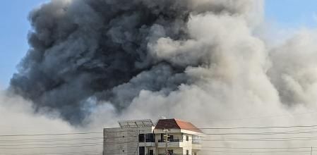 El humo envuelve los edificios en Tiro, ciudad del sur del Líbano castigada por el ejército israelí