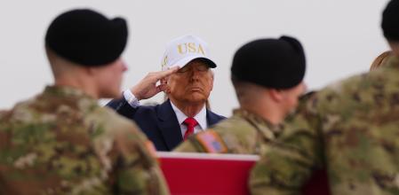 Donald Trump saluda mientras un equipo de transporte del Ejército traslada la caja de transferencia, que contiene los restos del sargento de la Reserva del Ejército estadounidense Declan Coady