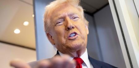 Donald Trump habla con los medios a bordo del Air Force One durante un vuelo desde Dover, Delaware, a Miami, Florida