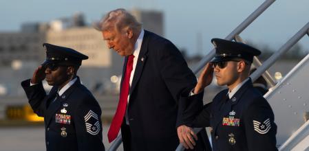Donald Trump desciende del 'Air Force One' en el Aeropuerto Internacional de Miami&nbsp;