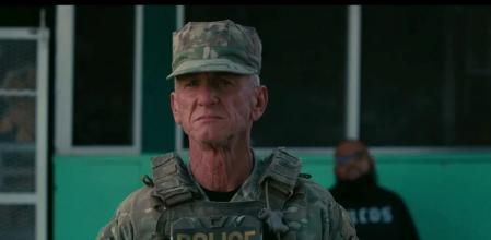 Sean Penn en el papel de coronel racista y obsesivo que persigue grupos de extrema izquierda