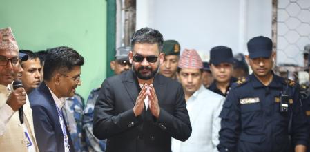 Balendra Shah, rapero y ex alcalde de Katmandu, en el momento de conocer su victoria , (AP Photo/Umesh Karki)