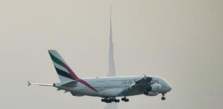 Un Airbus A-380 de Emirates se prepara para aterrizar en Dubai