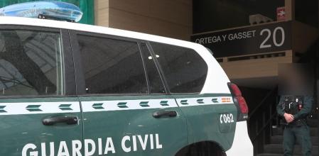 Agentes de la Guardia Civil durante el registro de la sede de Forestalia en Madrid