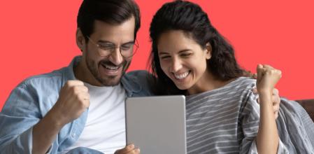 Una pareja celebra las ofertas irresistibles de AliExpress